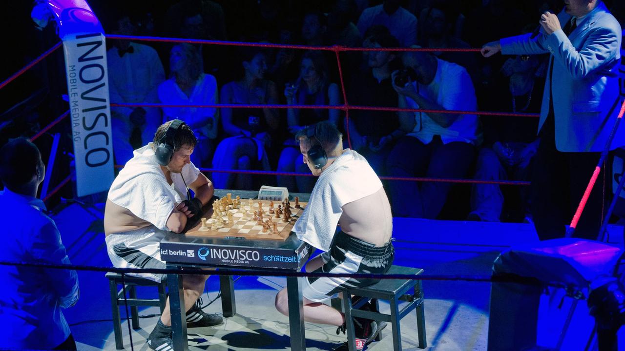 Die Sportler Arik Braun (r) und Felix Bartels sitzen sich am Samstagabend (28.07.2012) in Berlin während der Chessboxing Championships am Schachbrett gegenüber. Die Sportler Arik Braun (r) und Felix Bartels sitzen sich am Samstagabend (28.07.2012) in Berlin während der Chessboxing Championships am Schachbrett gegenüber.