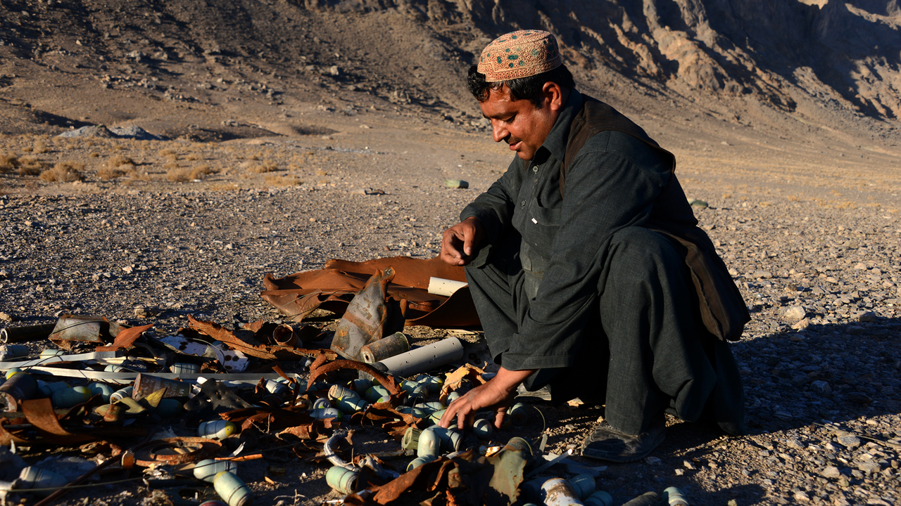 Ein afghanischer Polizist inspiziert alte und entschärfte Minen