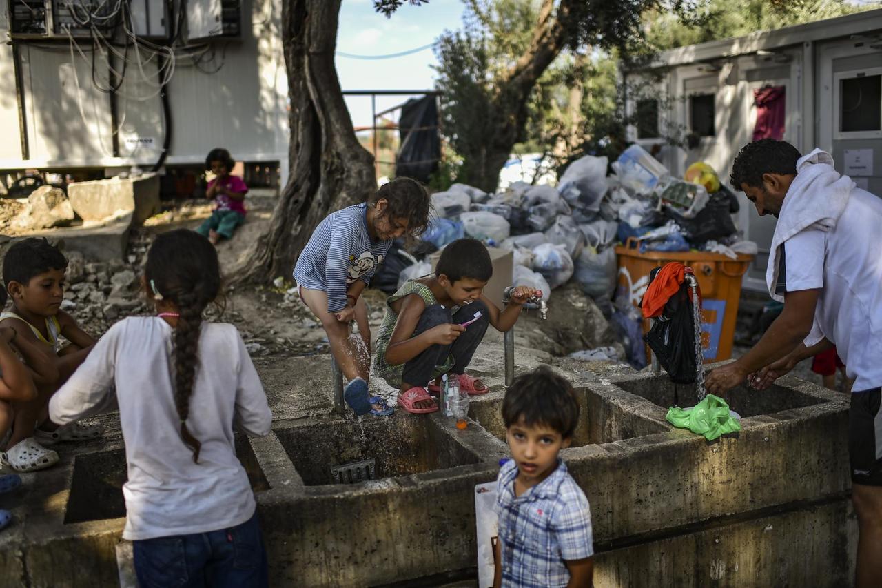 Flüchtlinge im Aufnahmelager Moria auf der griechischen Insel Lesbos Flüchtlinge im Aufnahmelager Moria auf der griechischen Insel Lesbos