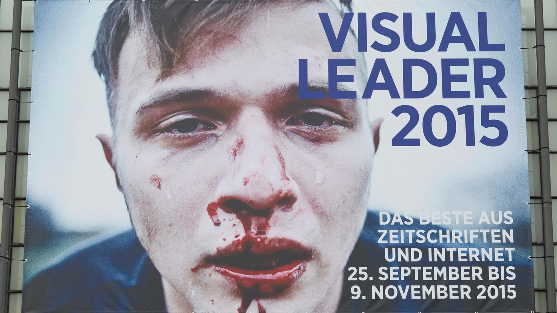 Das Plakat "Visual Leader 2015" hängt am 24. September 2015 am Haus der Photographie in Hamburg. Das Plakat "Visual Leader 2015" hängt am 24. September 2015 am Haus der Photographie in Hamburg.