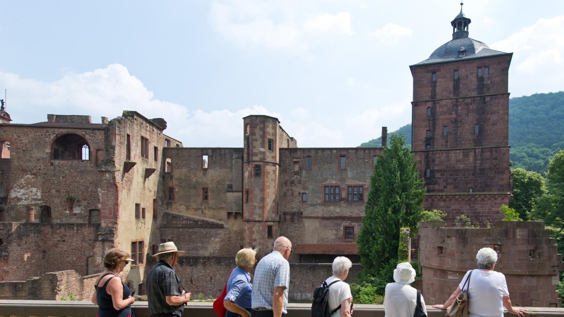 Touristen blicken auf das Heidelberger Schloss.