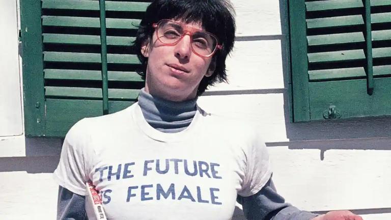 Die Folksängerin Alix Dobkin, eine historische Aufnahme in der sie das berühmt gewordene T-shirt trägt: "The Future is Female", 1975. Die Folksängerin Alix Dobkin, eine historische Aufnahme in der sie das berühmt gewordene T-shirt trägt: "The Future is Female", 1975.