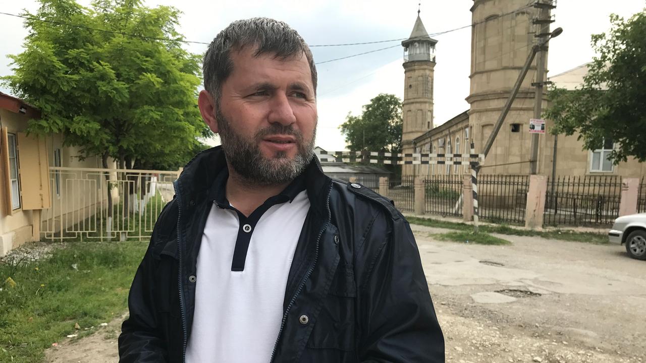 Imam Kostek Machatsch Bammatchanow vor Moschee in Kostek (Dagestan) Imam Kostek Machatsch Bammatchanow vor Moschee in Kostek (Dagestan)