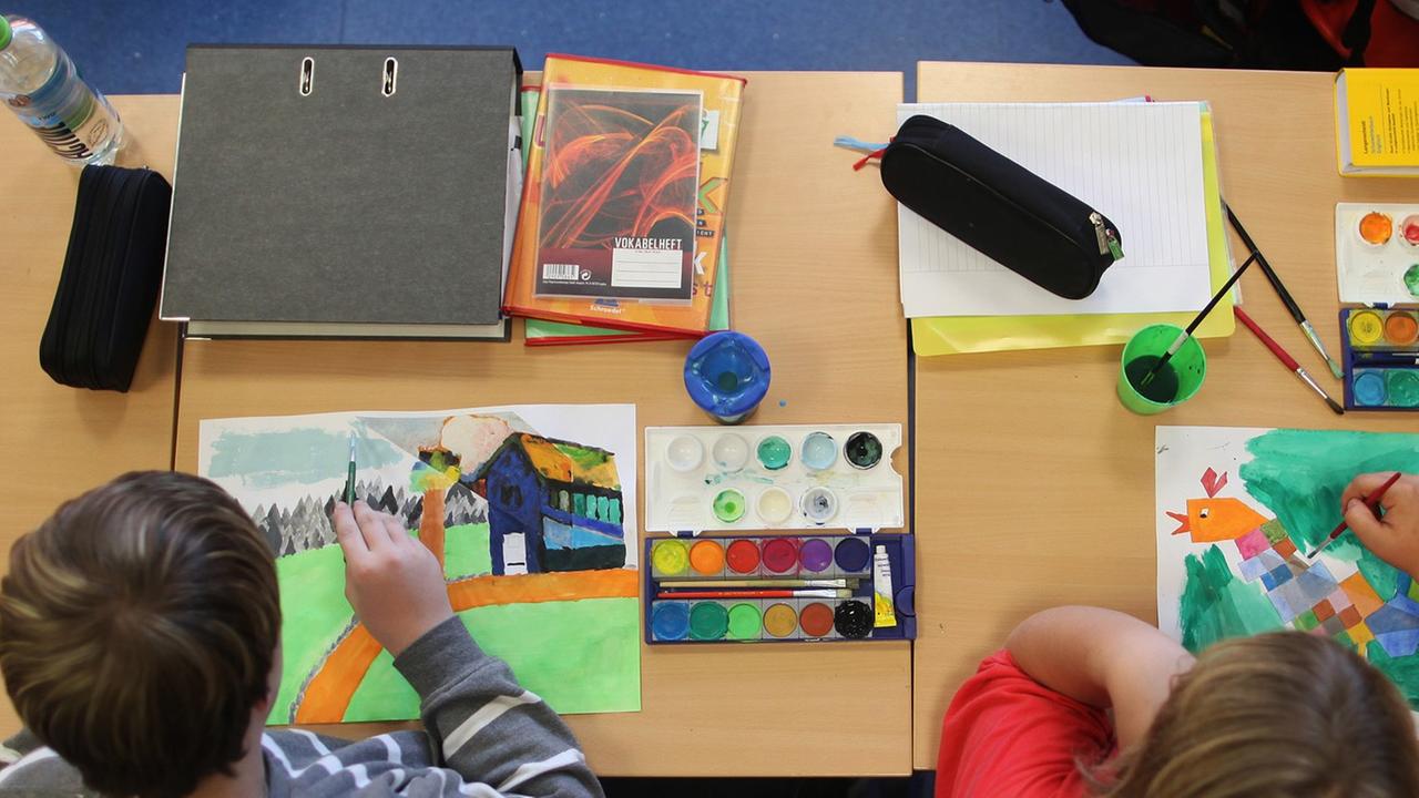 Schüler malen an einer Hauptschule in Arnsberg (Sauerland). Schüler malen an einer Hauptschule in Arnsberg (Sauerland).