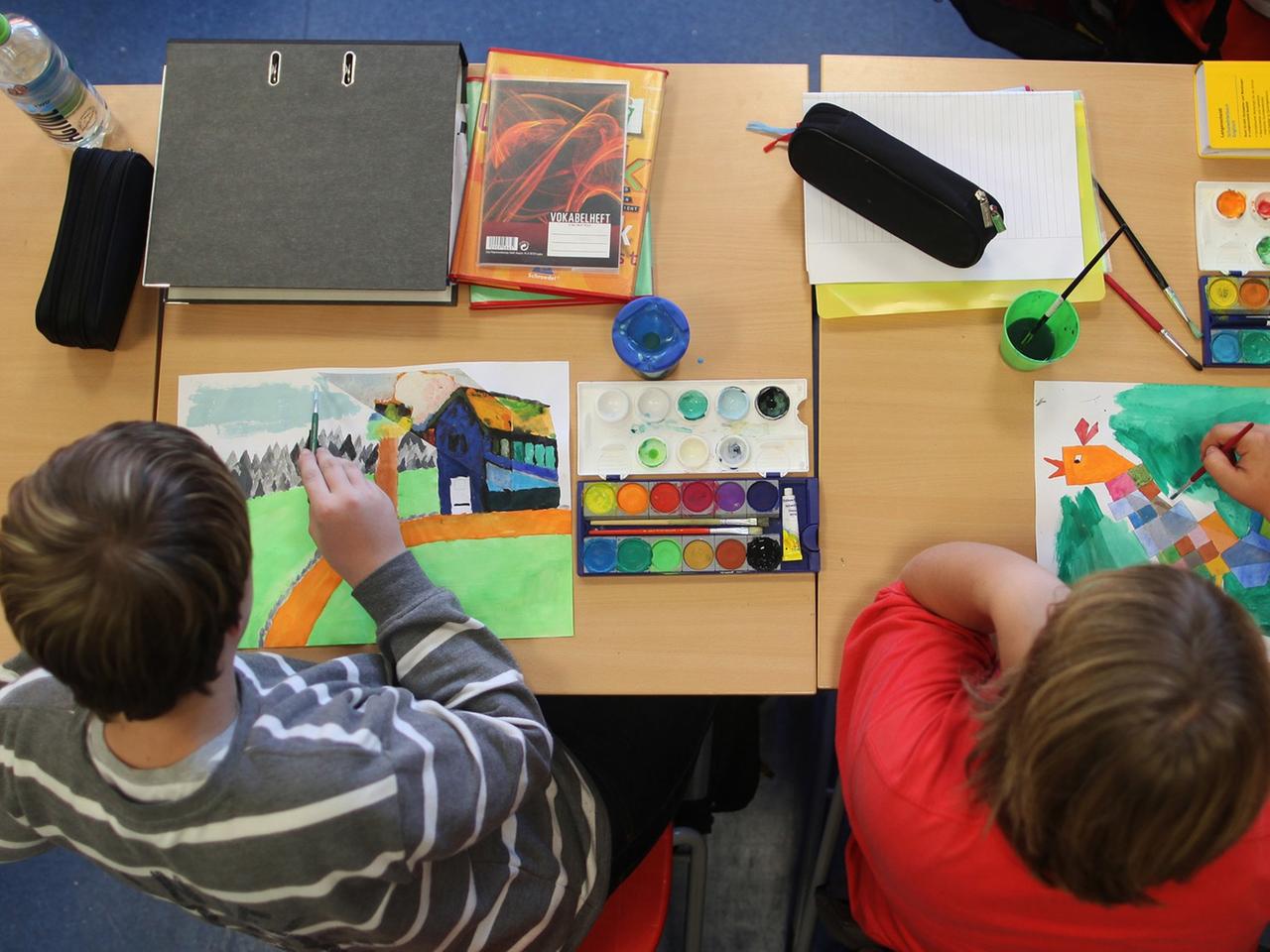 Schüler malen an einer Hauptschule in Arnsberg (Sauerland).