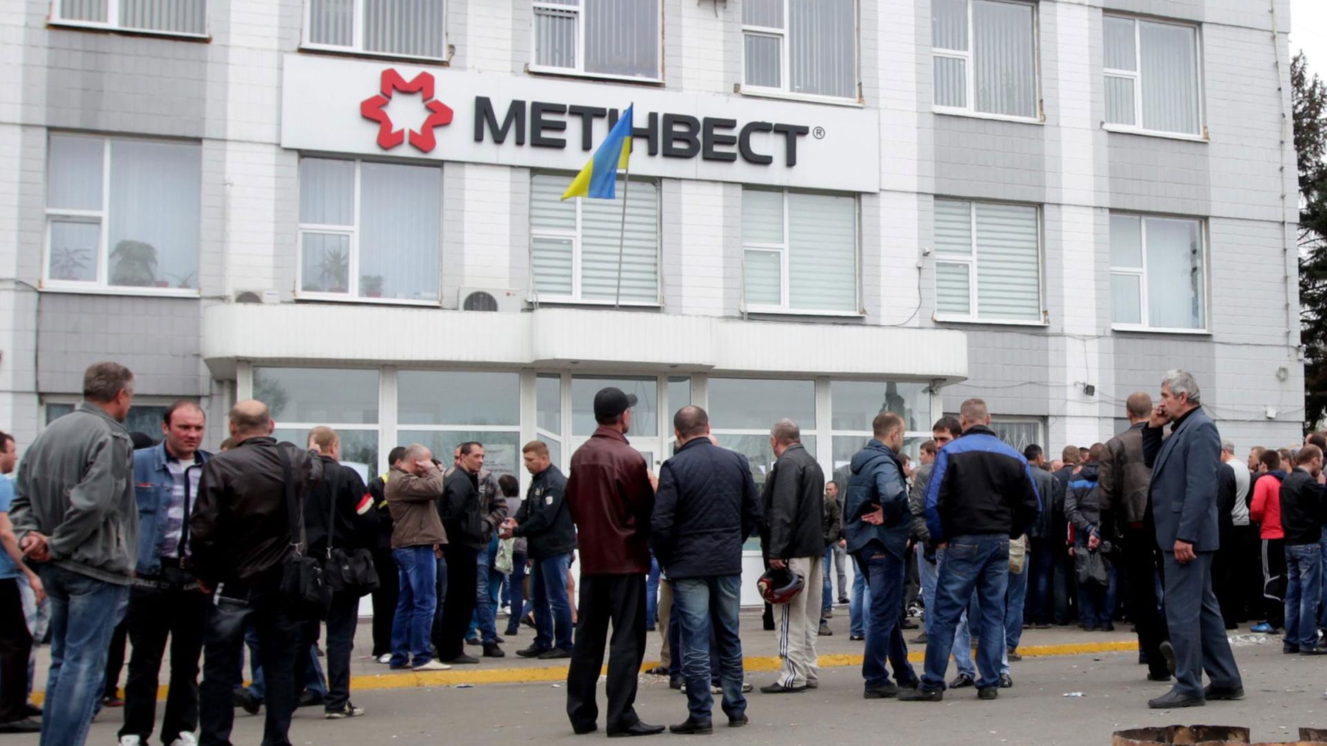 Ukrainische Bergarbeiter demonstrieren vor dem Bürogebäude eines Bergbauunternehmens in der ukrainischen Stadt Krasnodon. Ukrainische Bergarbeiter demonstrieren vor dem Bürogebäude eines Bergbauunternehmens in der ukrainischen Stadt Krasnodon.
