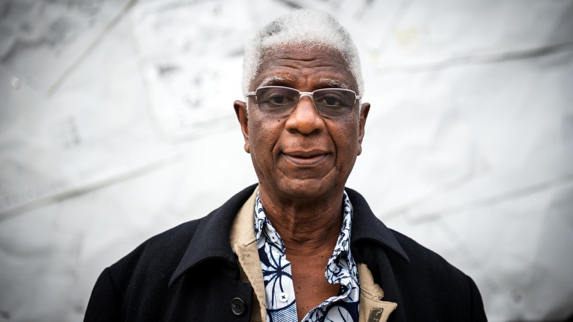 Der ghanaische Bildhauer El Anatsui steht vor dem Haus der Kunst. Der ghanaische Bildhauer El Anatsui steht vor dem Haus der Kunst.