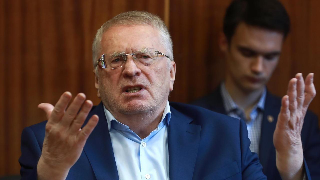 Wladimir Schirinowskij gestikuliert im August 2017 im Roshydromet-Büro mit den Händen Wladimir Schirinowskij gestikuliert im August 2017 im Roshydromet-Büro mit den Händen