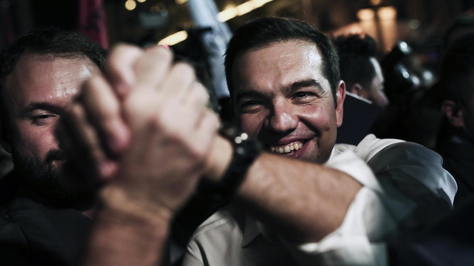 Syriza-Chef Alexis Tsipras bei der Ankunft auf der Siegesfeier seiner Partei in Athen Syriza-Chef Alexis Tsipras bei der Ankunft auf der Siegesfeier seiner Partei in Athen