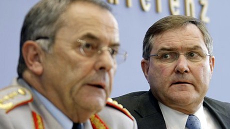 Der damalige Bundesverteidigungsminister Franz Josef Jung und der ehemalige Generalinspekteur der Bundeswehr, Wolfgang Schneiderhan, geben am 22. Julil 2009 in Berlin eine Pressekonferenz. Der damalige Bundesverteidigungsminister Franz Josef Jung und der ehemalige Generalinspekteur der Bundeswehr, Wolfgang Schneiderhan, geben am 22. Julil 2009 in Berlin eine Pressekonferenz.