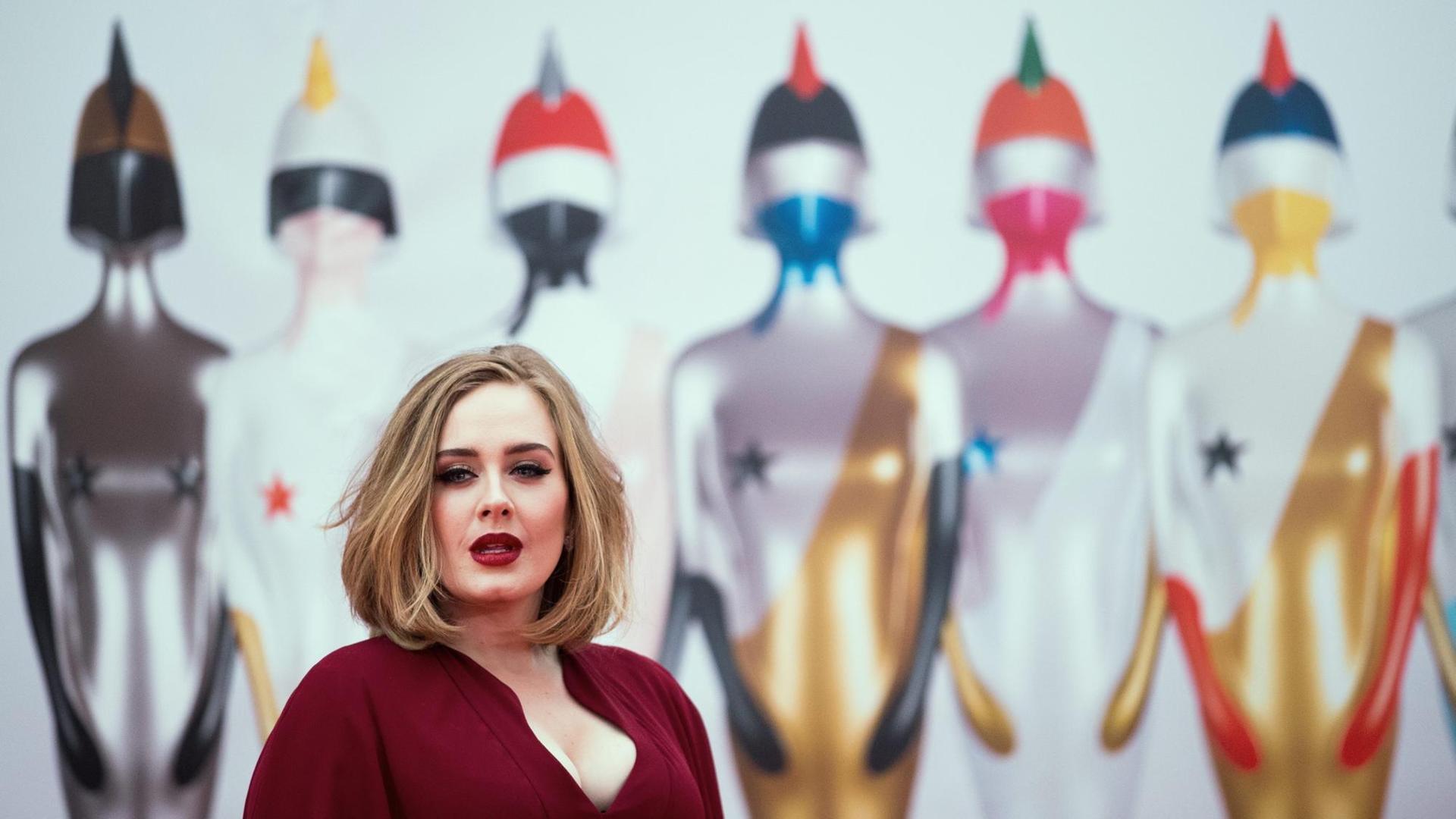 Die britische Sängerin bei ihrer Ankunft auf dem roten Teppich bei den Brit Awards 2016 in London. Die britische Sängerin bei ihrer Ankunft auf dem roten Teppich bei den Brit Awards 2016 in London.