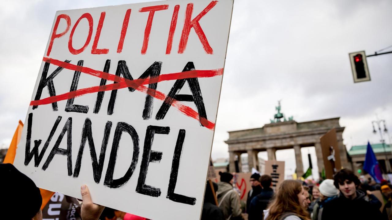 Ein Plakat für Klimapolitikwandel ist bei einer Kundgebung von Fridays For Future und einem großen NGO-Bündnis am 29.11.2019 am Brandenburger Tor zum globalen Aktionstag für mehr Klimaschutz zu sehen. Ein Plakat für Klimapolitikwandel ist bei einer Kundgebung von Fridays For Future und einem großen NGO-Bündnis am 29.11.2019 am Brandenburger Tor zum globalen Aktionstag für mehr Klimaschutz zu sehen.