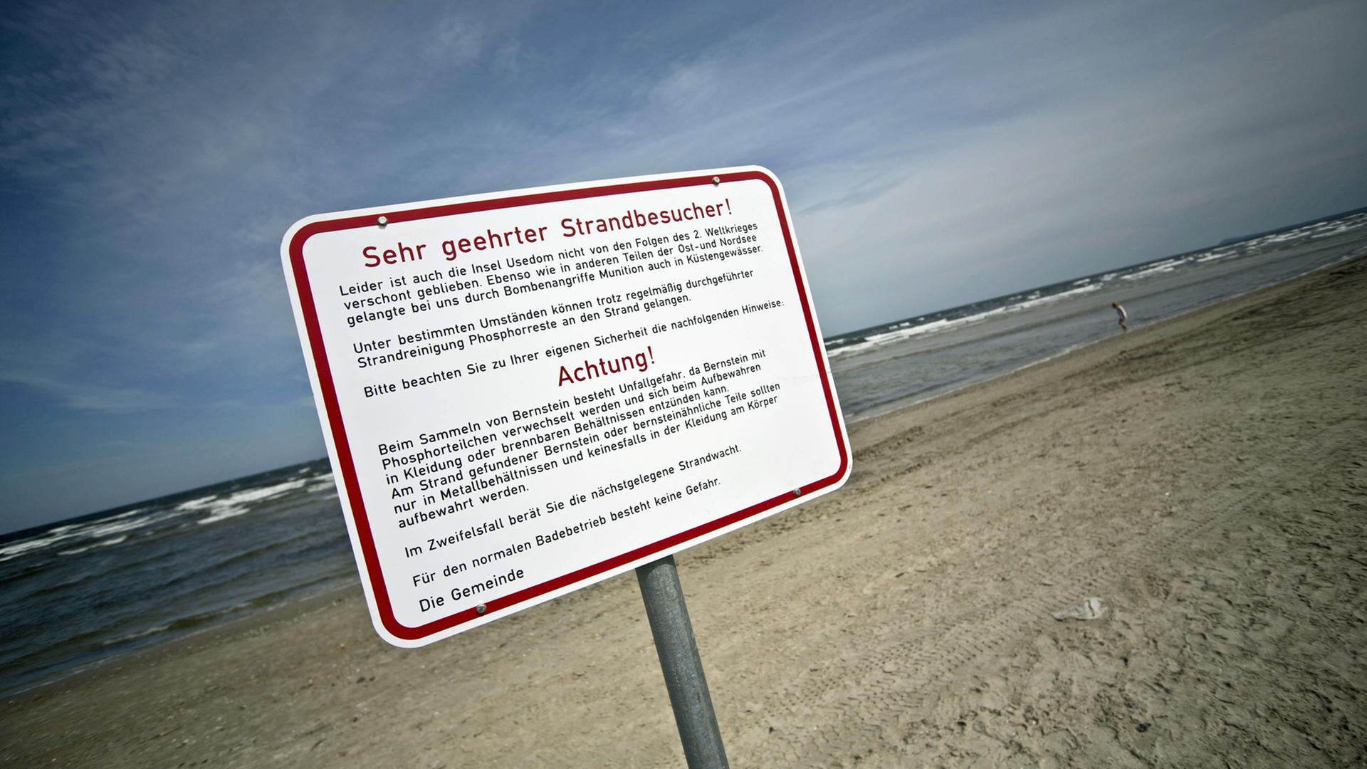 Ein Schild mit Warnhinweisen vor phosphorhaltiger Weltkriegsmunition steht am Strand von Karlshagen auf Usedom. Ein Schild mit Warnhinweisen vor phosphorhaltiger Weltkriegsmunition steht am Strand von Karlshagen auf Usedom.