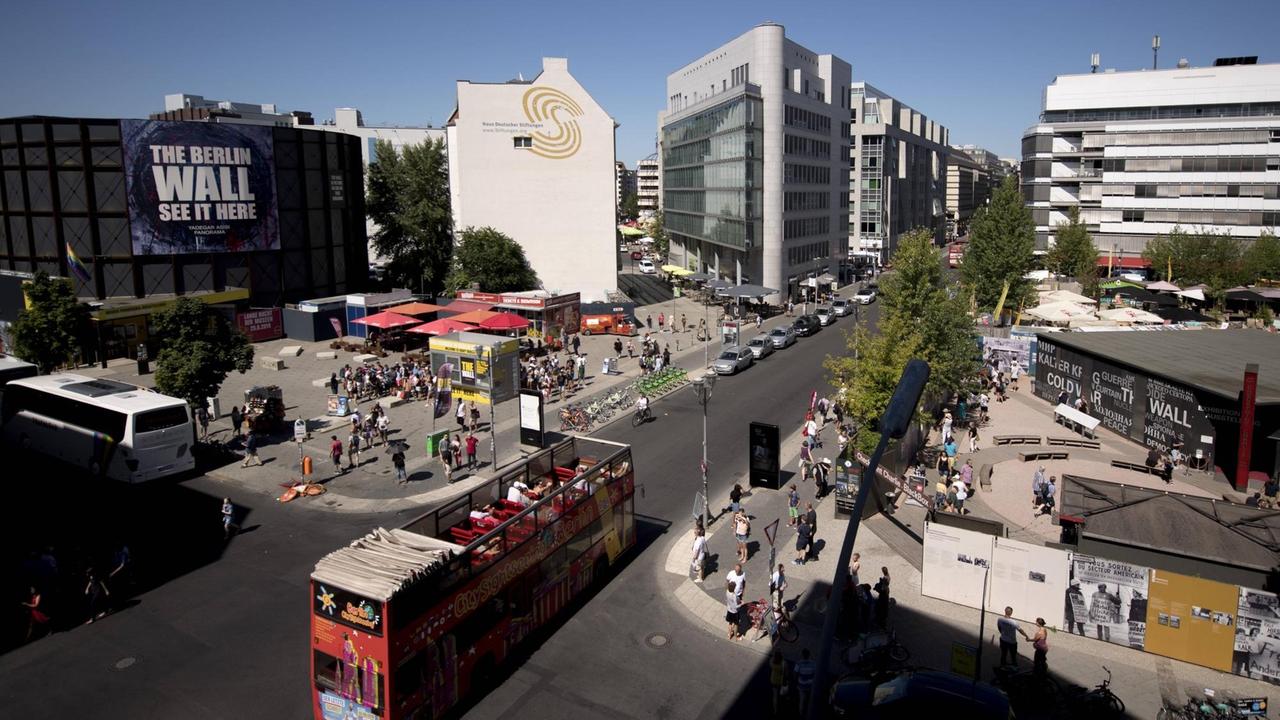 Blick auf den ehemaligen Grenzübergang Checkpoint Charlie in Berlin. Blick auf den ehemaligen Grenzübergang Checkpoint Charlie in Berlin.
