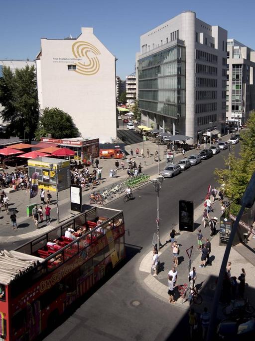 Blick auf den ehemaligen Grenzübergang Checkpoint Charlie in Berlin