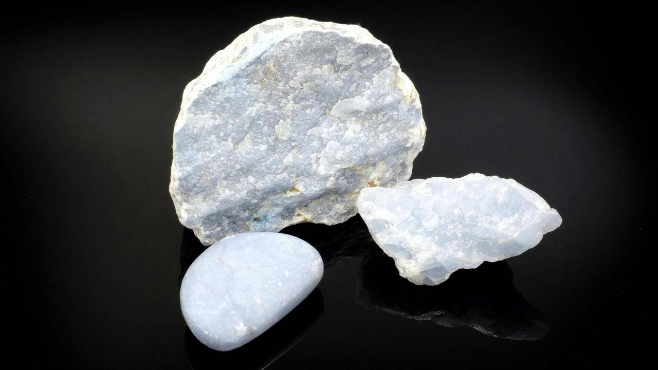 Anhydrit, auch bekannt als Angelit und Engelstein, als Knötchen, als Kristall und als getrommelter Halbedelstein