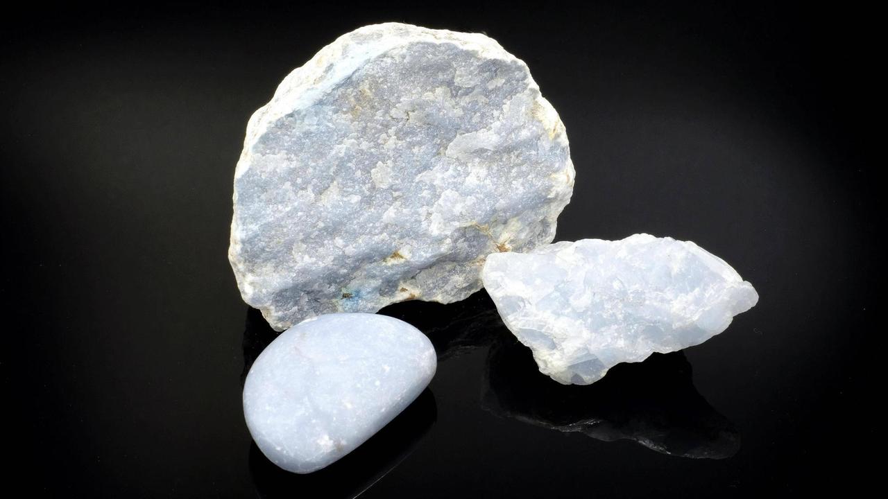 Anhydrit, auch bekannt als Angelit und Engelstein, als Knötchen, als Kristall und als getrommelter Halbedelstein Anhydrit, auch bekannt als Angelit und Engelstein, als Knötchen, als Kristall und als getrommelter Halbedelstein