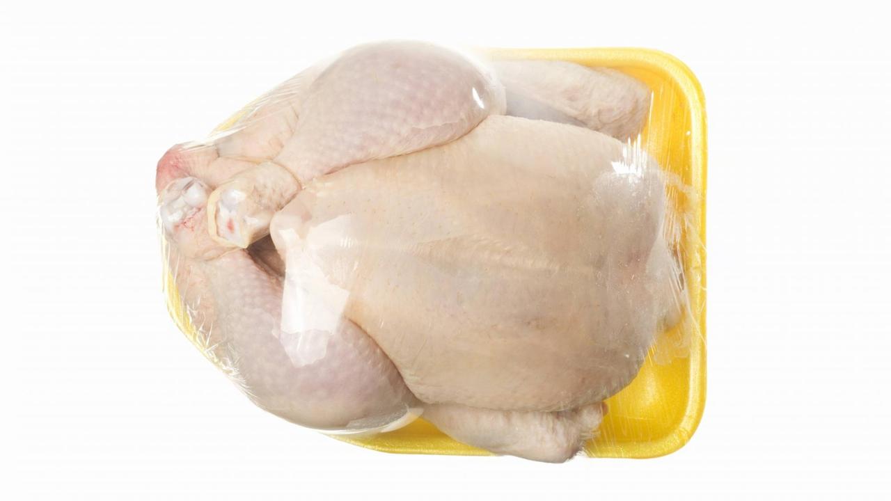 Hähnchen in transparenter Plastikverpackung
