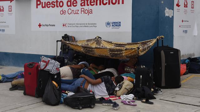 Flüchtlinge aus Venezuela kampieren an der Grenze zu Peru