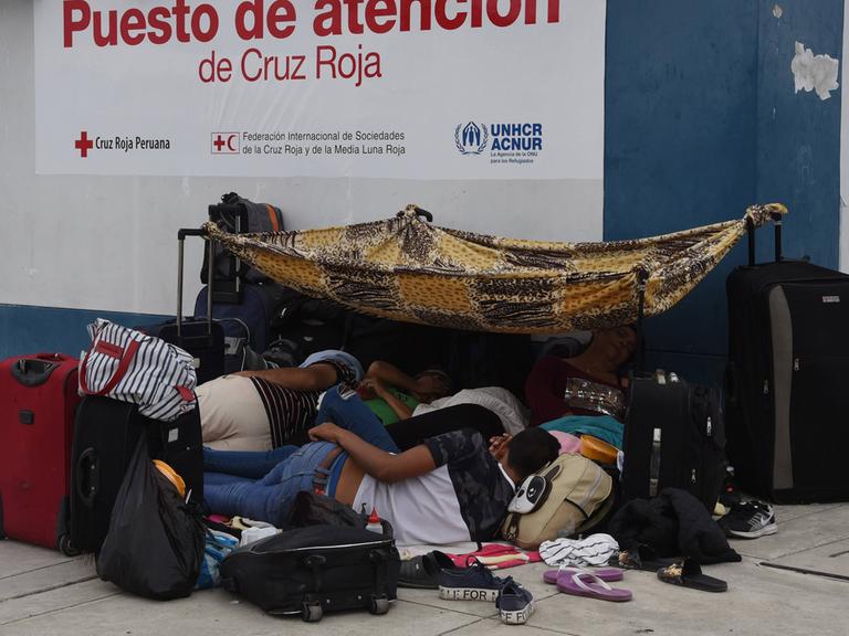 Flüchtlinge aus Venezuela kampieren an der Grenze zu Peru