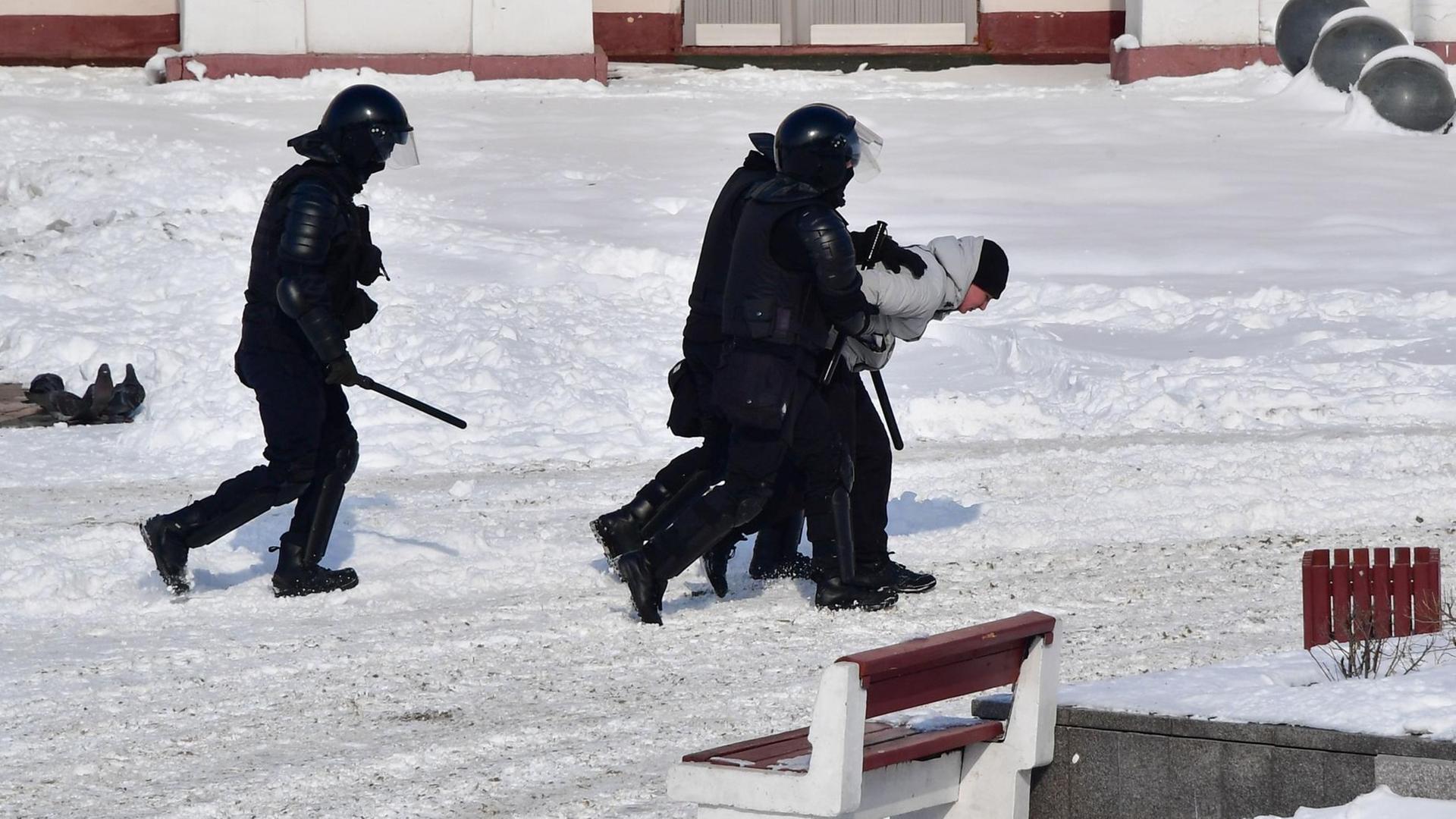 Proteste in Wladiwostok, Polizisten tragen einen Demonstranten weg Proteste in Wladiwostok, Polizisten tragen einen Demonstranten weg