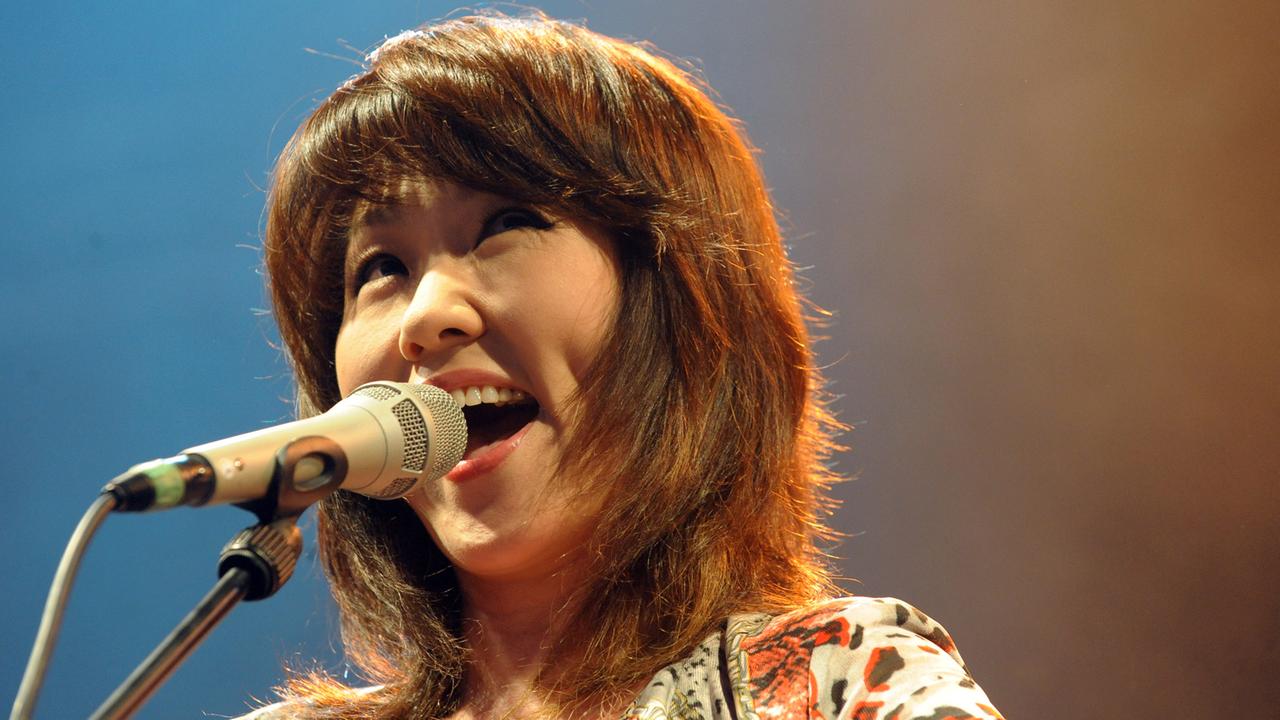 Die südkoreanische Jazzsängerin Youn Sun Nah beim Festival in Carhaix-Plouguer in Frankreich; Aufnahme vom Juli 2013 Die südkoreanische Jazzsängerin Youn Sun Nah beim Festival in Carhaix-Plouguer in Frankreich; Aufnahme vom Juli 2013