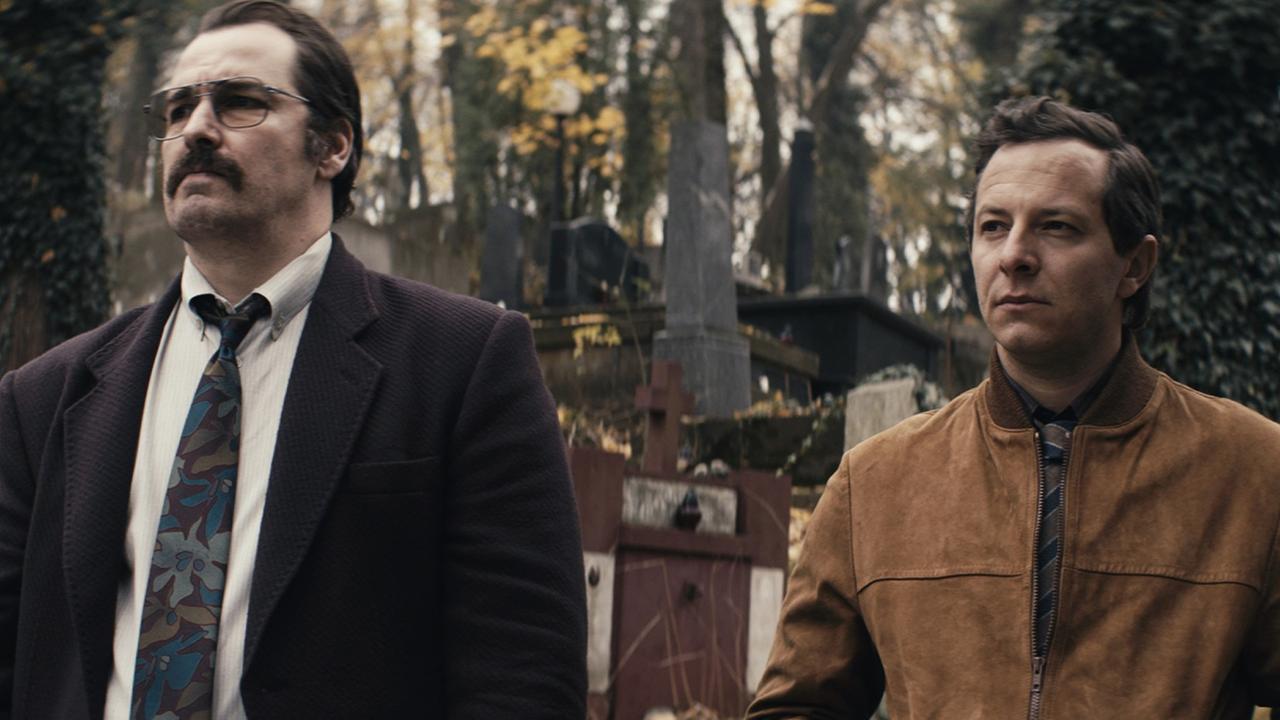 Filmszene aus "Freies Land" : Die Ermittler Stein (Trystan Pütter) und Bach (Felix Kramer) nehmen bei der Beerdigung derOpfer jeden ins Visier. Filmszene aus "Freies Land" : Die Ermittler Stein (Trystan Pütter) und Bach (Felix Kramer) nehmen bei der Beerdigung derOpfer jeden ins Visier.