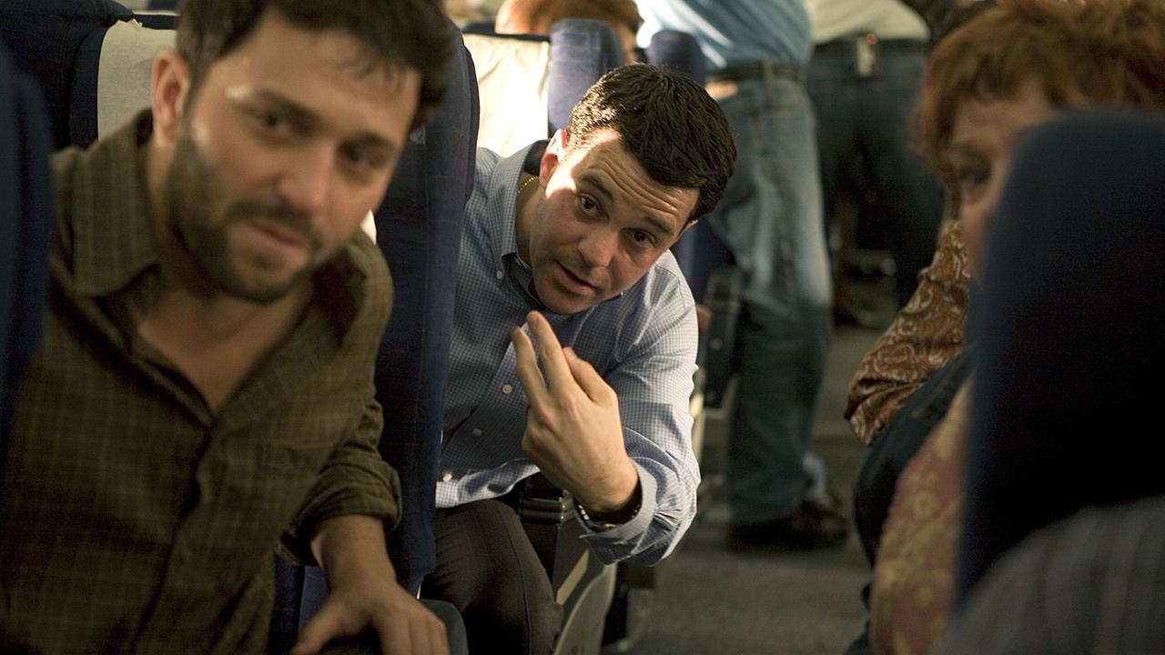 Die Passagiere Richard Guadagno (l-r, Daniel Sauli), Todd Beamer (David Alan Basche) und Colleen Fraser (Denny Dillon) beraten ihre Vorgehensweise gegen die Kidnapper an Bord des Fluges United 93 in dem Film "United 93" von Paul Greengrass. Als erster Hollywood-Film befasst sich "United 93", mit den Ereignissen des 11. Septembers 2001 - realitätsgetreu und gerade deshalb so furchtbar. Die Passagiere Richard Guadagno (l-r, Daniel Sauli), Todd Beamer (David Alan Basche) und Colleen Fraser (Denny Dillon) beraten ihre Vorgehensweise gegen die Kidnapper an Bord des Fluges United 93 in dem Film "United 93" von Paul Greengrass. Als erster Hollywood-Film befasst sich "United 93", mit den Ereignissen des 11. Septembers 2001 - realitätsgetreu und gerade deshalb so furchtbar.