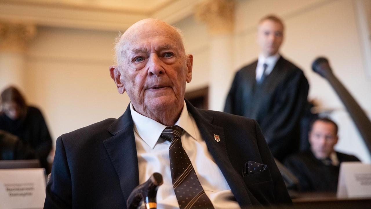 Marek Dunin-Wasowicz, Überlebender des KZ Stutthof, der als Zeuge und Nebenkläger in dem Prozess gegen einen ehemaligen SS-Wachmann des Konzentrationslagers Stutthof aussagt, sitzt im Landgericht. Marek Dunin-Wasowicz, Überlebender des KZ Stutthof, der als Zeuge und Nebenkläger in dem Prozess gegen einen ehemaligen SS-Wachmann des Konzentrationslagers Stutthof aussagt, sitzt im Landgericht.