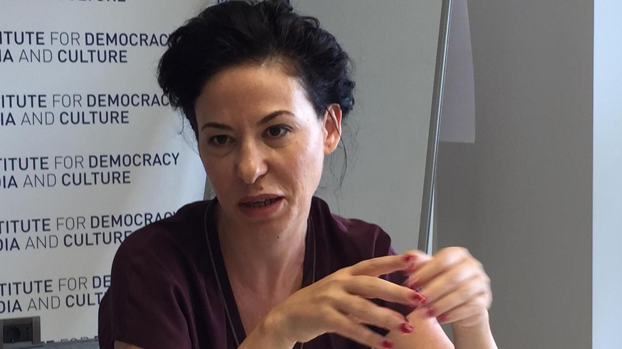 Jonila Godole - Publizistik-Dozentin, Leiterin des Instituts für Demokratie, Medien und Kultur Jonila Godole - Publizistik-Dozentin, Leiterin des Instituts für Demokratie, Medien und Kultur