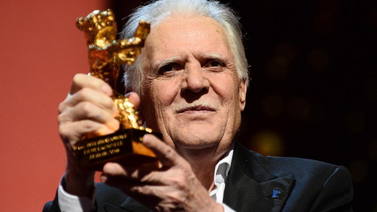 Der Kameramann Michael Ballhaus hält den "Goldenen Ehrenbären", mit dem er 2016 bei der Berlinale ausgezeichnet wurde. Der Kameramann Michael Ballhaus hält den "Goldenen Ehrenbären", mit dem er 2016 bei der Berlinale ausgezeichnet wurde.