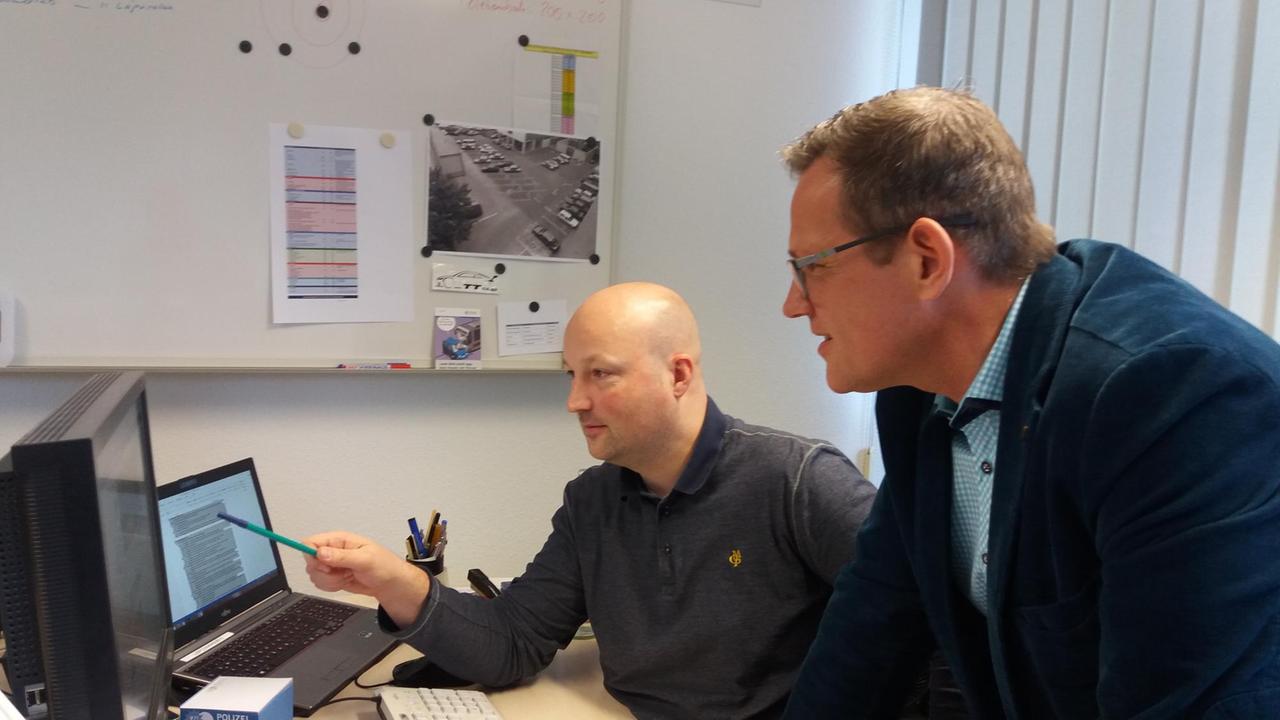 Sprecher Wolfgang Baldes (r.) und Webmaster Stefan Hugo von der Kölner Polizei. Sprecher Wolfgang Baldes (r.) und Webmaster Stefan Hugo von der Kölner Polizei.