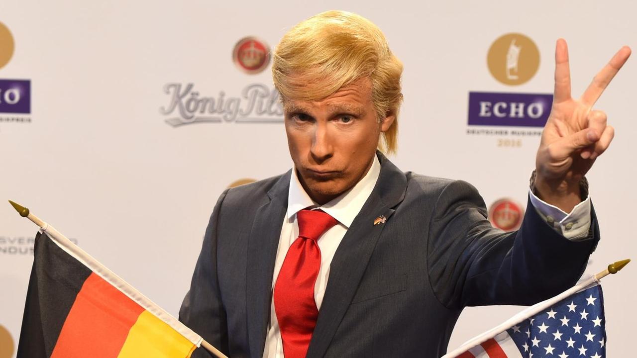 Comedian Oliver Pocher verkleidet als US-Präsidentschaftskandidat Donald Trump kommt am 07.04.2016 in Berlin zur 25. Verleihung des Deutschen Musikpreises Echo. Der Echo wird in 31 Kategorien vergeben. Foto: Jens Kalaene/dpa | Comedian Oliver Pocher verkleidet als US-Präsidentschaftskandidat Donald Trump kommt am 07.04.2016 in Berlin zur 25. Verleihung des Deutschen Musikpreises Echo. Der Echo wird in 31 Kategorien vergeben. Foto: Jens Kalaene/dpa |