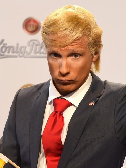 Comedian Oliver Pocher verkleidet als US-Präsidentschaftskandidat Donald Trump kommt am 07.04.2016 in Berlin zur 25. Verleihung des Deutschen Musikpreises Echo. Der Echo wird in 31 Kategorien vergeben. Foto: Jens Kalaene/dpa |