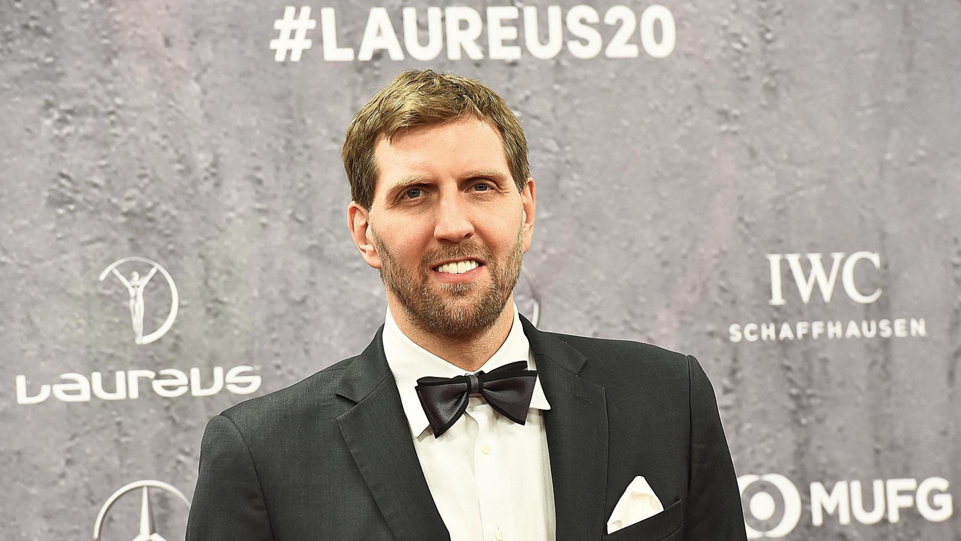Basketball-Star Dirk Nowitzki im Anzug bei der Verleihung der Laureus-Sportpreise. Basketball-Star Dirk Nowitzki im Anzug bei der Verleihung der Laureus-Sportpreise.