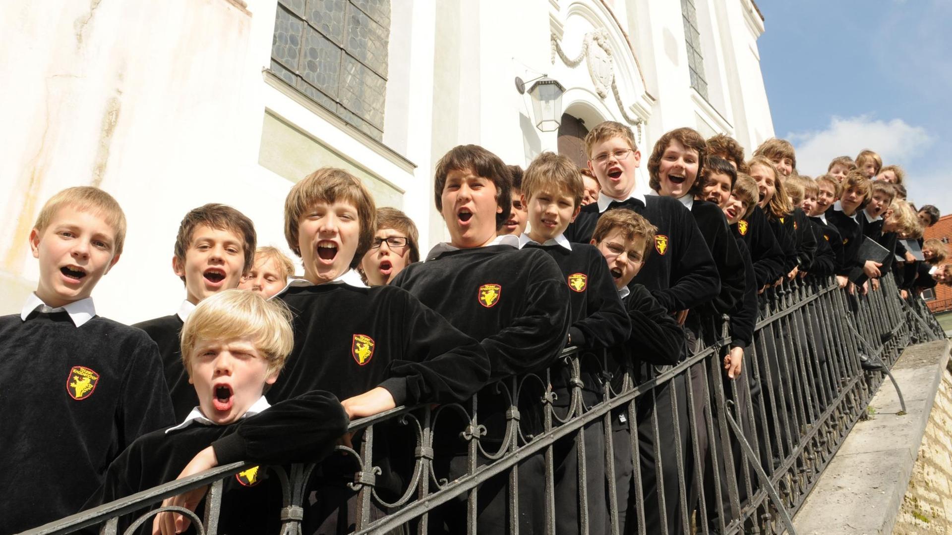 Die Tölzer Sängerknaben proben am Freitag (22.05.2009) vor ihrem Auftritt auf der Treppe der Klosterkirche von Schlehdorf (Oberbayern). Der Knabenchor wurde 1956 in Bad Tölz gegründet. Der Chor oder einzelne Sänger des Chores wirken jährlich bei rund 250 nationalen und internationalen Konzerten und Opernaufführungen, beispielsweise bei den Salzburger Festspielen und den Opernfestspiele München mit. Die Tölzer Sängerknaben proben am Freitag (22.05.2009) vor ihrem Auftritt auf der Treppe der Klosterkirche von Schlehdorf (Oberbayern). Der Knabenchor wurde 1956 in Bad Tölz gegründet. Der Chor oder einzelne Sänger des Chores wirken jährlich bei rund 250 nationalen und internationalen Konzerten und Opernaufführungen, beispielsweise bei den Salzburger Festspielen und den Opernfestspiele München mit.