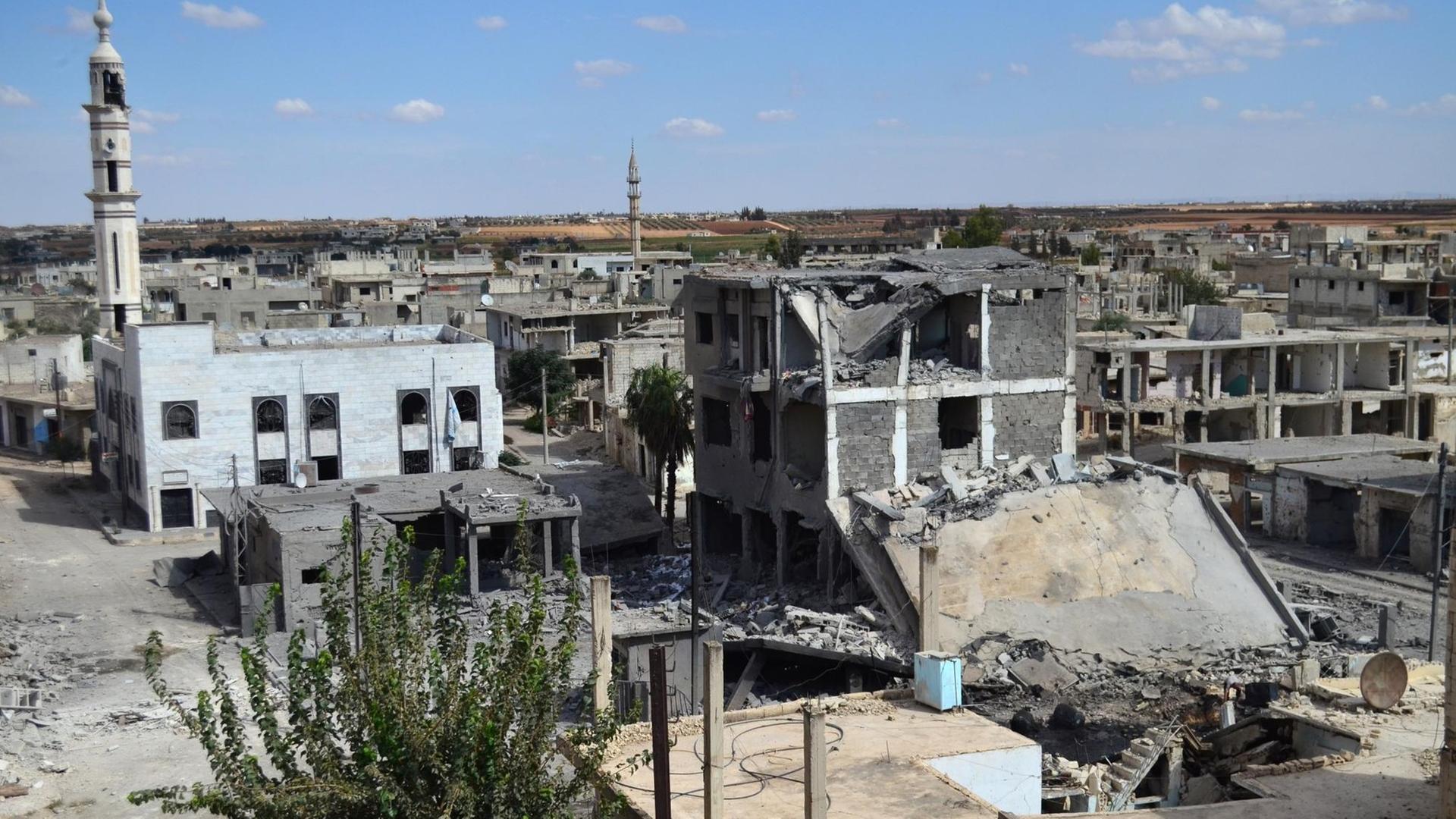 Das Foto vom 30.09.2015 zeigt zerstörte Straßen und Gebäude in der syrischen Stadt Homs. Das Foto vom 30.09.2015 zeigt zerstörte Straßen und Gebäude in der syrischen Stadt Homs.