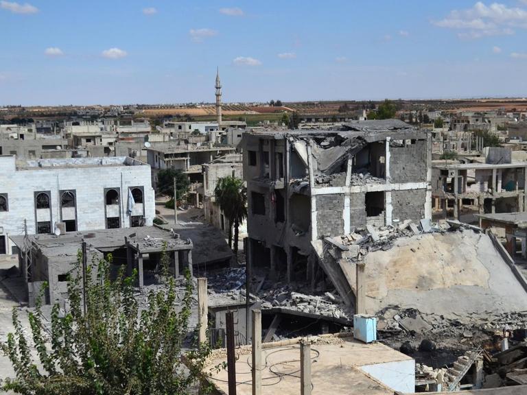 Das Foto vom 30.09.2015 zeigt zerstörte Straßen und Gebäude in der syrischen Stadt Homs.