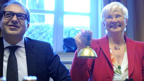 Gerda Hasselfeldt hat eine Glocke in der Hand und eröffnet damit die CSU-Klausur