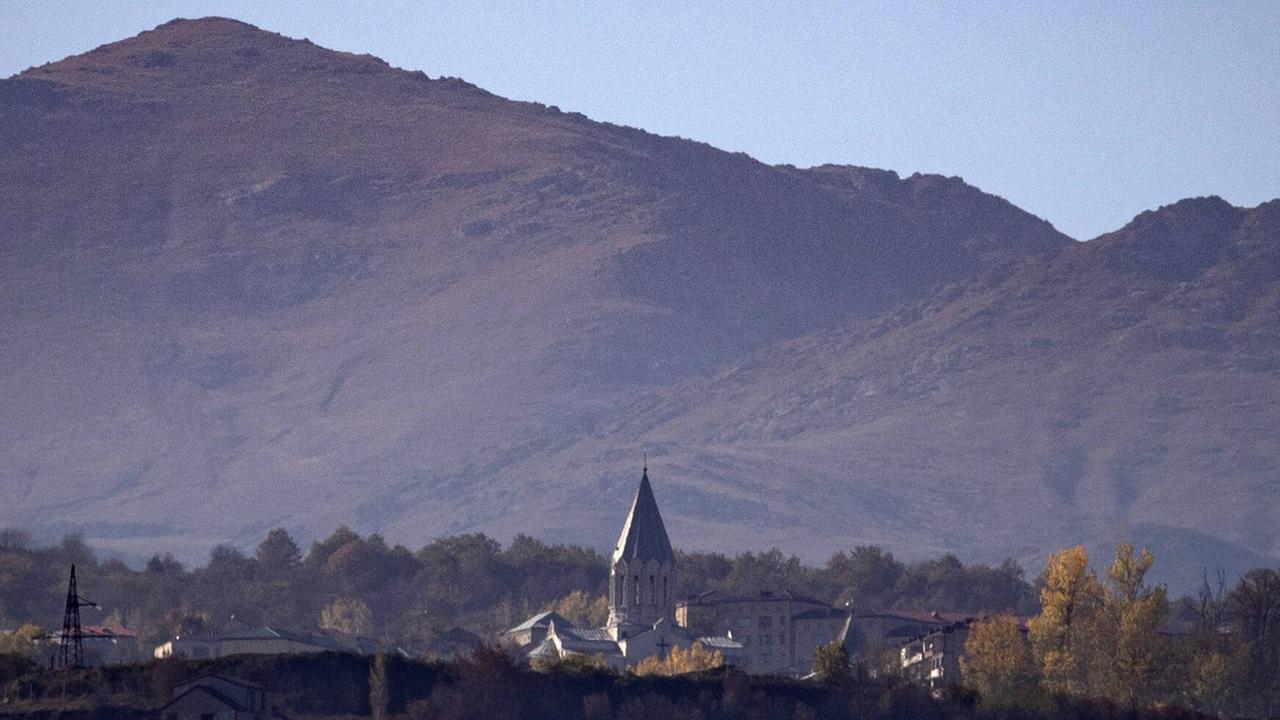 Blick auf die Stadt Schuscha in Bergkarabach im Oktober 2020, die sowohl für Armenier als auch Aserbaidschaner wichtig ist. Blick auf die Stadt Schuscha in Bergkarabach im Oktober 2020, die sowohl für Armenier als auch Aserbaidschaner wichtig ist.