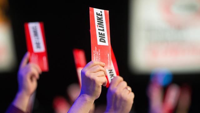 Mitglieder der Linkspartei stimmen am 09.05.2014 auf dem Parteitag in Berlin ab.