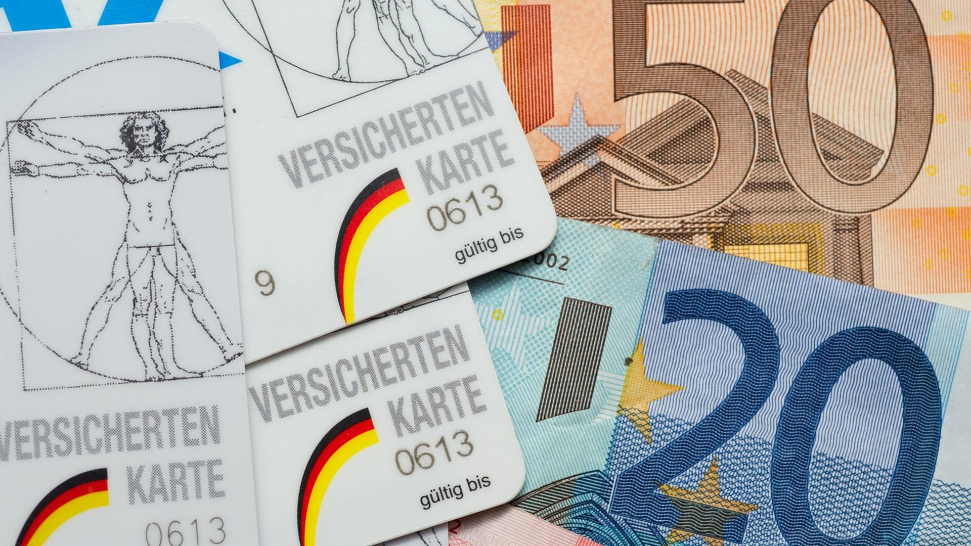 Krankenkassen-Karten liegen neben Euro-Scheinen. Krankenkassen-Karten liegen neben Euro-Scheinen.
