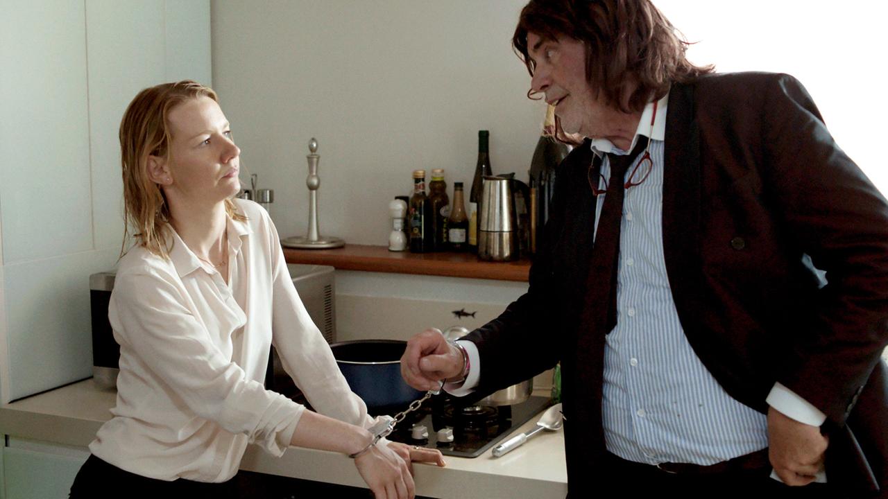 Sandra Hüller als Ines und Peter Simonischek als Winfried/Toni in einer Szene des Films "Toni Erdmann": Das Filmfestival Cannes schickt mit "Toni Erdmann" der Regisseurin Maren Ade seit Jahren wieder einen deutschen Beitrag ins Rennen um die "Goldene Palme". Sandra Hüller als Ines und Peter Simonischek als Winfried/Toni in einer Szene des Films "Toni Erdmann": Das Filmfestival Cannes schickt mit "Toni Erdmann" der Regisseurin Maren Ade seit Jahren wieder einen deutschen Beitrag ins Rennen um die "Goldene Palme".