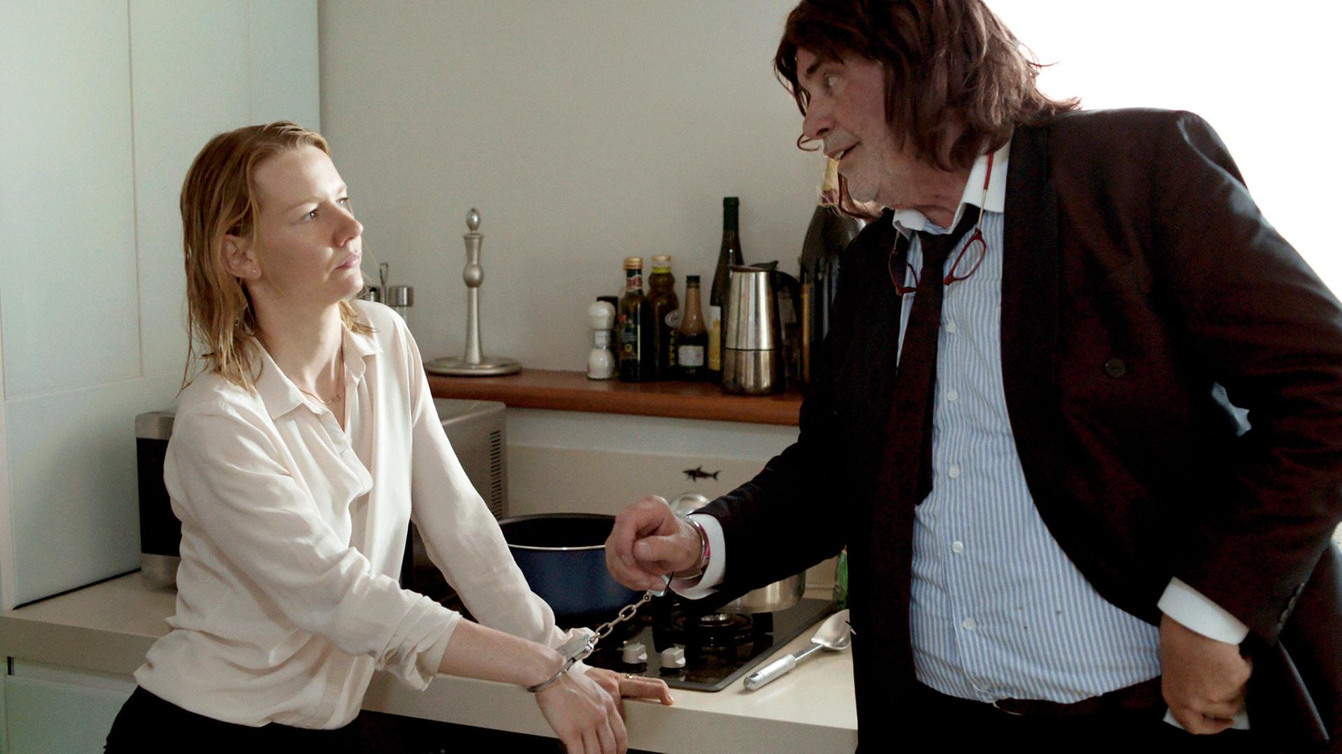 Sandra Hüller als Ines und Peter Simonischek als Winfried/Toni in einer Szene des Films "Toni Erdmann": Das Filmfestival Cannes schickt mit "Toni Erdmann" der Regisseurin Maren Ade seit Jahren wieder einen deutschen Beitrag ins Rennen um die "Goldene Palme". Sandra Hüller als Ines und Peter Simonischek als Winfried/Toni in einer Szene des Films "Toni Erdmann": Das Filmfestival Cannes schickt mit "Toni Erdmann" der Regisseurin Maren Ade seit Jahren wieder einen deutschen Beitrag ins Rennen um die "Goldene Palme".