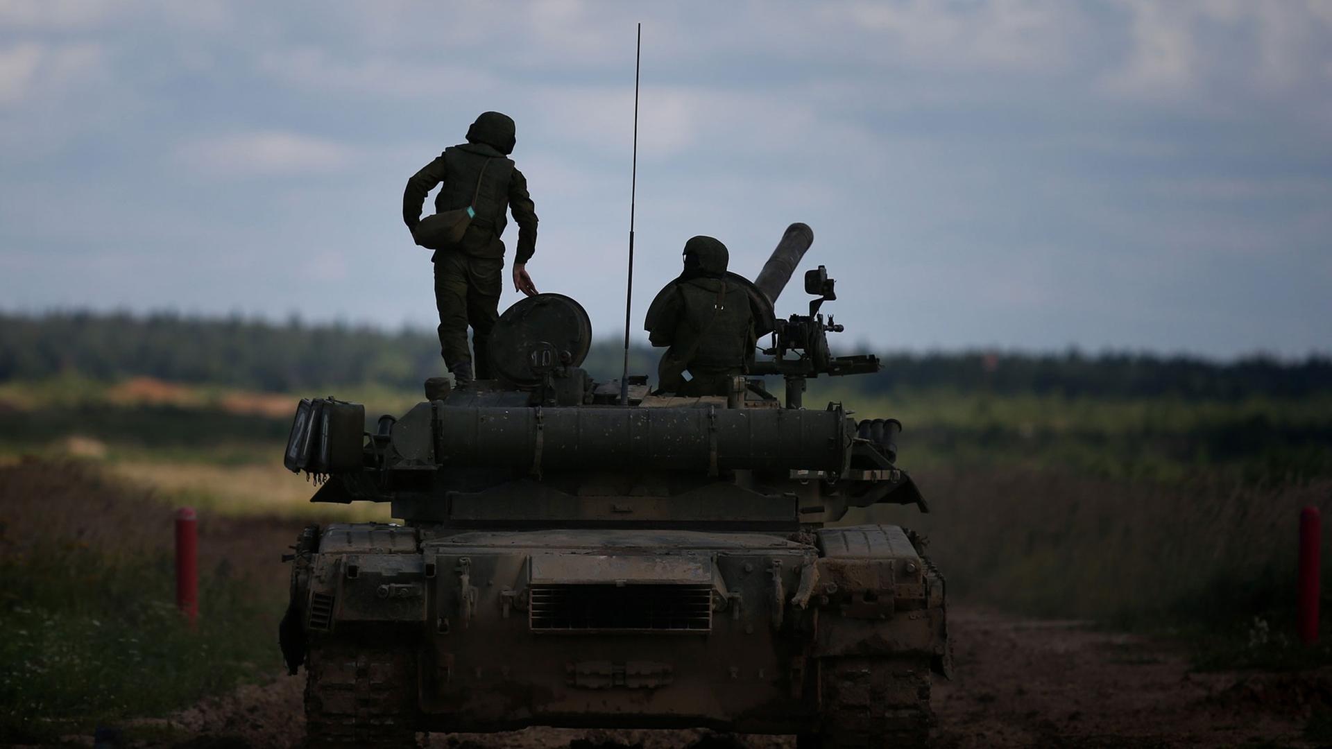 Russische Soldaten bei einem Manöver mit Panzer. Russische Soldaten bei einem Manöver mit Panzer.
