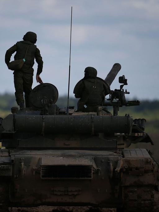 Russische Soldaten bei einem Manöver mit Panzer.