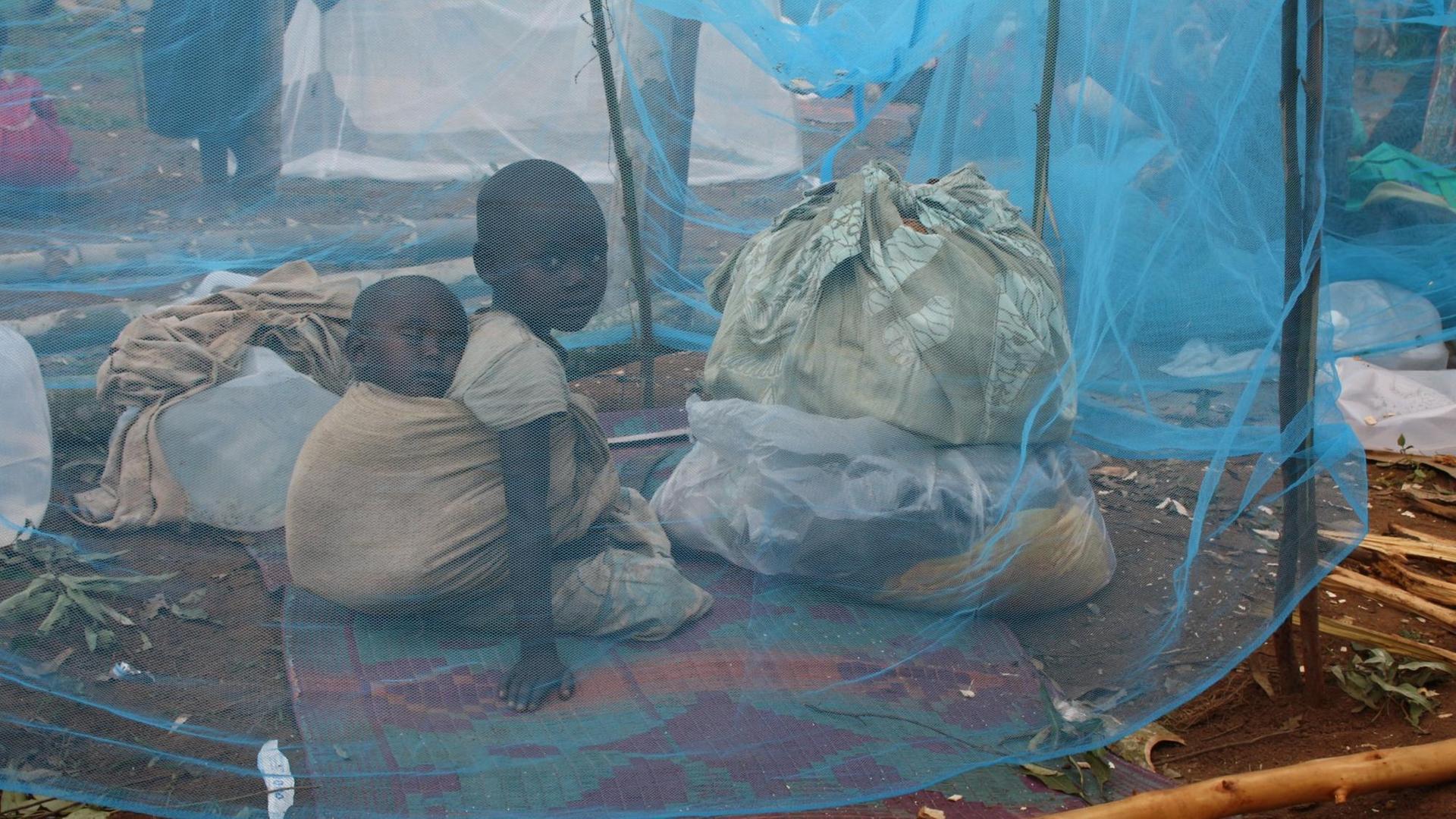 Flüchtlinge aus Burundi in einem Auffanglager in Ruanda. Flüchtlinge aus Burundi in einem Auffanglager in Ruanda.