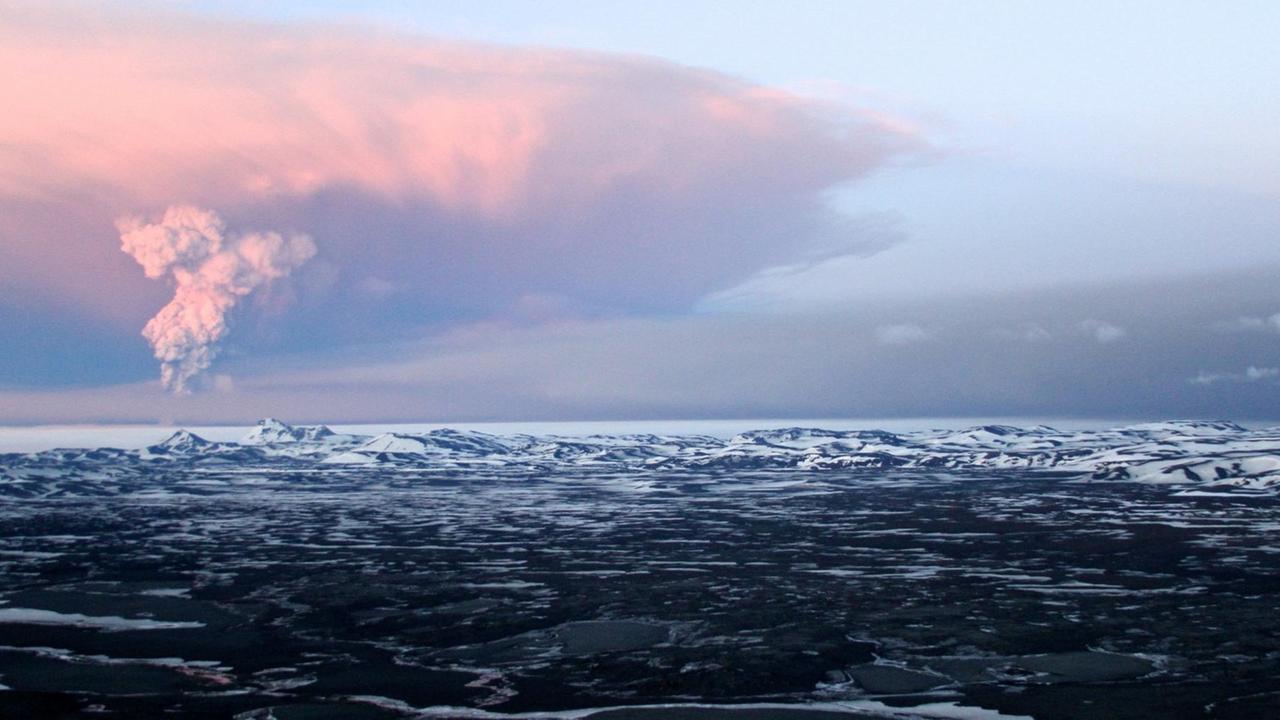 Der Vulkan Grimsvötn in Island spuckt Asche in den Himmel. Der Vulkan Grimsvötn in Island spuckt Asche in den Himmel.