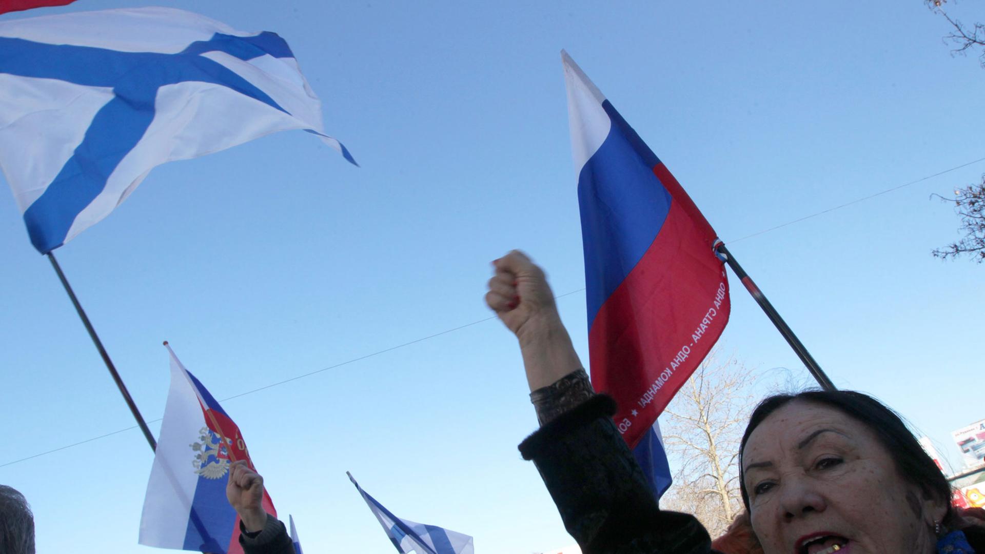 Pro-russische Aktivisten mit Fahnen rufen Parolen während einer Demonstration in Sebastopol auf der ukrainischen Halbinsel Krim. Pro-russische Aktivisten mit Fahnen rufen Parolen während einer Demonstration in Sebastopol auf der ukrainischen Halbinsel Krim.