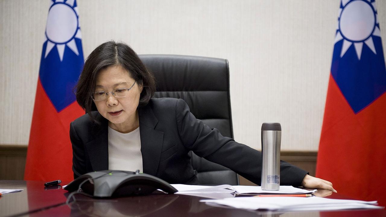 Taiwans Präsidentin Tsai Ing-wen telefoniert mit dem designierten US-Präsidenten Donald Trump - das Bild stellte das taiwanische Präsidentenbüro zur Verfügung Taiwans Präsidentin Tsai Ing-wen telefoniert mit dem designierten US-Präsidenten Donald Trump - das Bild stellte das taiwanische Präsidentenbüro zur Verfügung